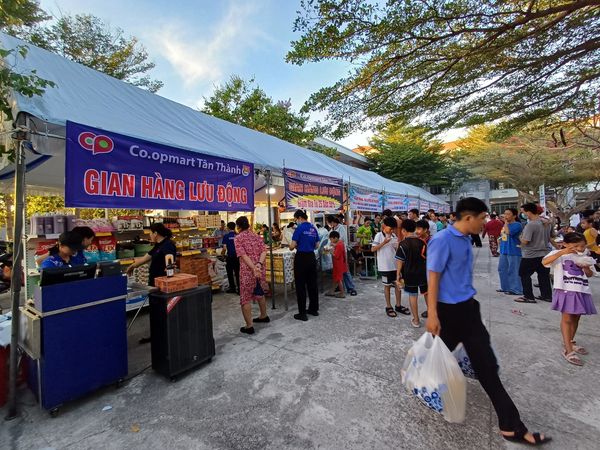 Co.opmart tổ chức bán hàng lưu động mang hàng đến tận tay khách hàng