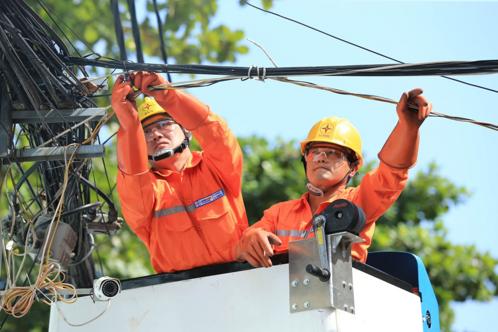 Công nhân Tổng công ty Điện lực Thành phố Hồ Chí Minh thực hiện kiểm tra, bó gọn dây thông tin để đảm bảo an toàn điện