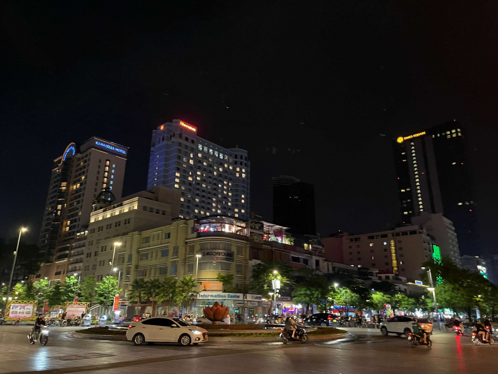 TP. Hồ Chí Minh tăng cường các giải pháp tiết kiệm điện, trong đó có việc tắt hệ thống chiếu sáng trang trí, quảng cáo, bảng hiệu từ 22 giờ hàng ngày