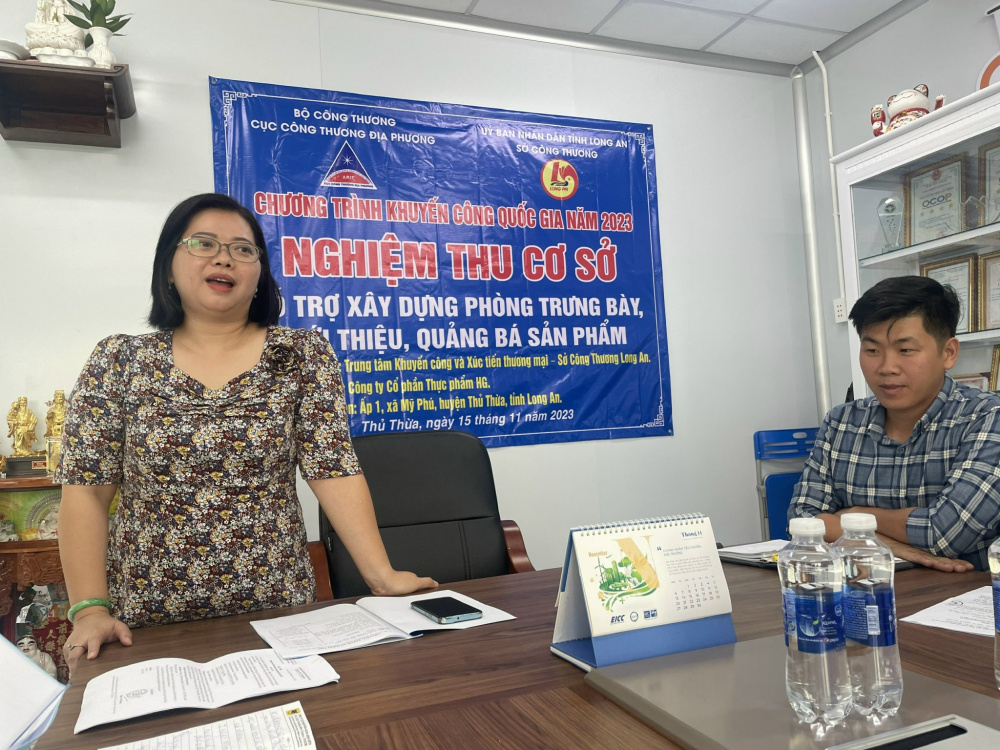 Cộng tác viên huyện Thủ Thừa tham dự buổi nghiệm thu đề án Hỗ trợ xây dựng phòng trưng bày giới thiệu quảng bá sản phẩm