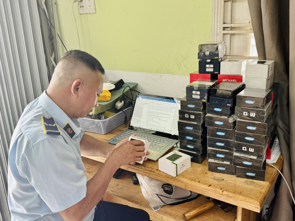 kiểm tra, phát hiện thu giữ gần 90 sản phẩm thuốc lá điện tử nhập lậu, tinh dầu, thân máy hút thuốc lá điện tử