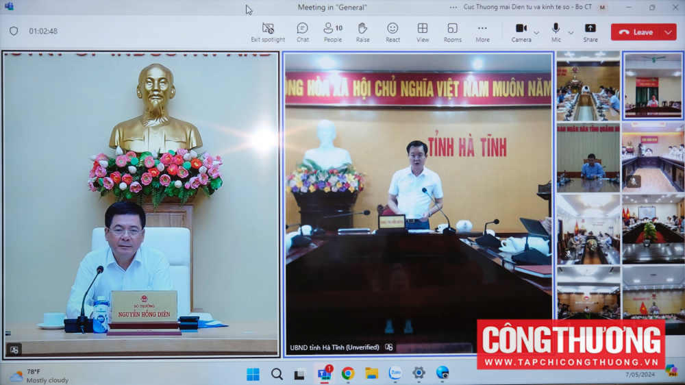 Đại diện các địa phương báo cáo tóm tắt tình hình bàn giao mặt bằng và thi công các vị trí trên địa bàn