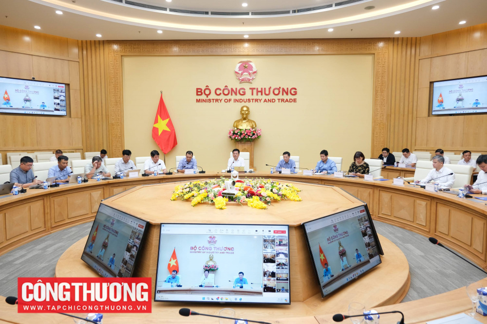 Hội nghị giao ban trực tuyến với các bộ, ngành, Tập đoàn Điện lực Việt Nam (EVN), Tổng Công ty Truyền tải điện Quốc gia (EVNNPT) và 9 địa phương về tình hình thực hiện các dự án đường dây 500kV mạch 3 Quảng Trạch - Phố Nối