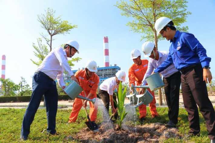 Lãnh đạo và các Đoàn viên thanh niên Công ty tham gia trồng cây tại lễ phát động.