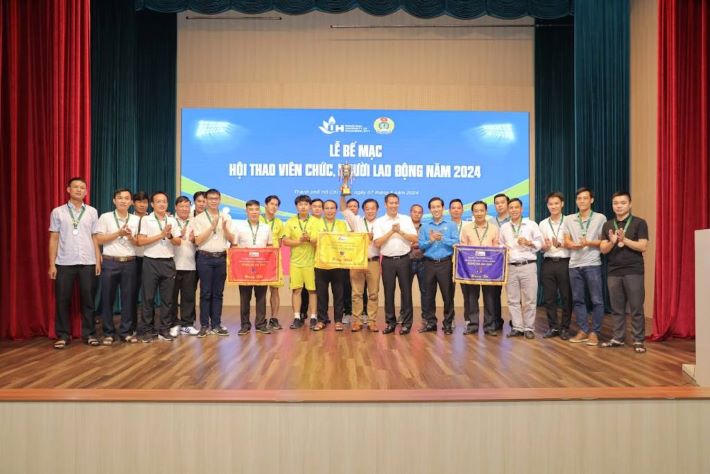 TS. Phan Hồng Hải – Hiệu trưởng Nhà trường, trao cup lưu niệm, bằng khen và giải thưởng cho các đơn vị đã xuất sắc dành giải nhất, nhì, ba toàn đoàn