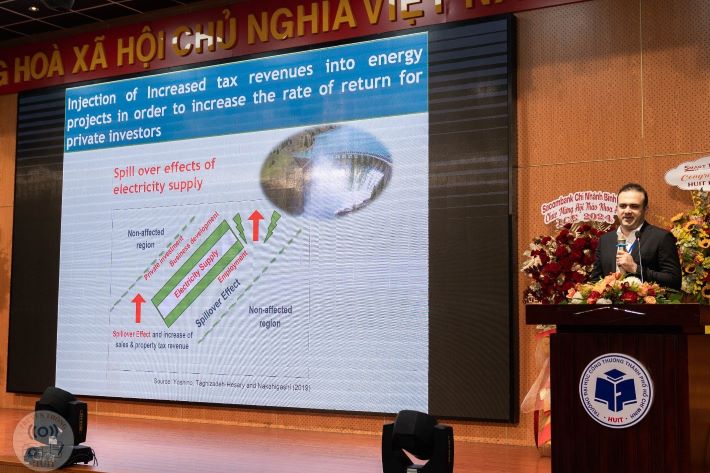 Giáo sư Farhad Taghizadeh - Hesary đến từ Trường đại học Tokai - Nhật Bản