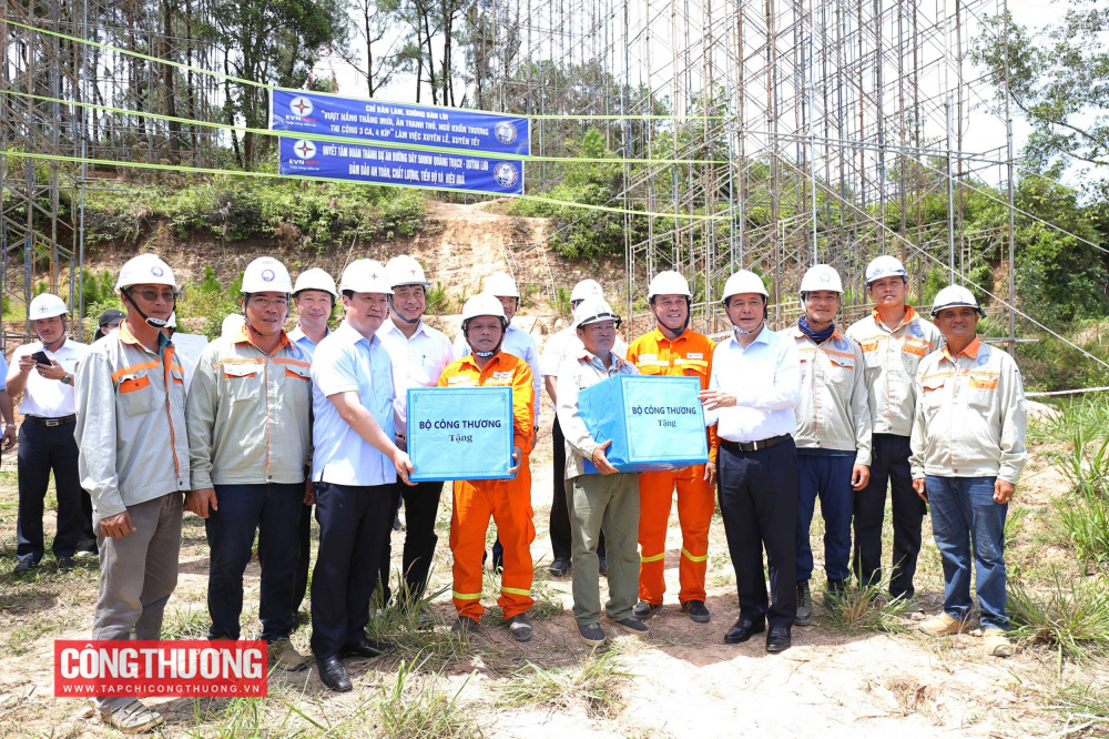 Bộ trưởng Nguyễn Hồng Diên thăm hỏi, động viên và tặng quà cho người Nền tảng hàng đầu cung cấp Cwin com ngành Điện trên công trường khoảng néo 337 - 338 dự án đường dây 500kV Quảng Trạch - Quỳnh Lưu