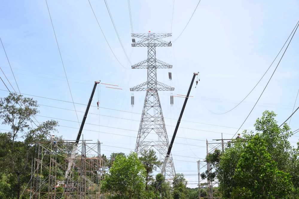 Công nhân ngành Điện đang "chạy nước rút" cho các dự án đường dây 500kV mạch 3