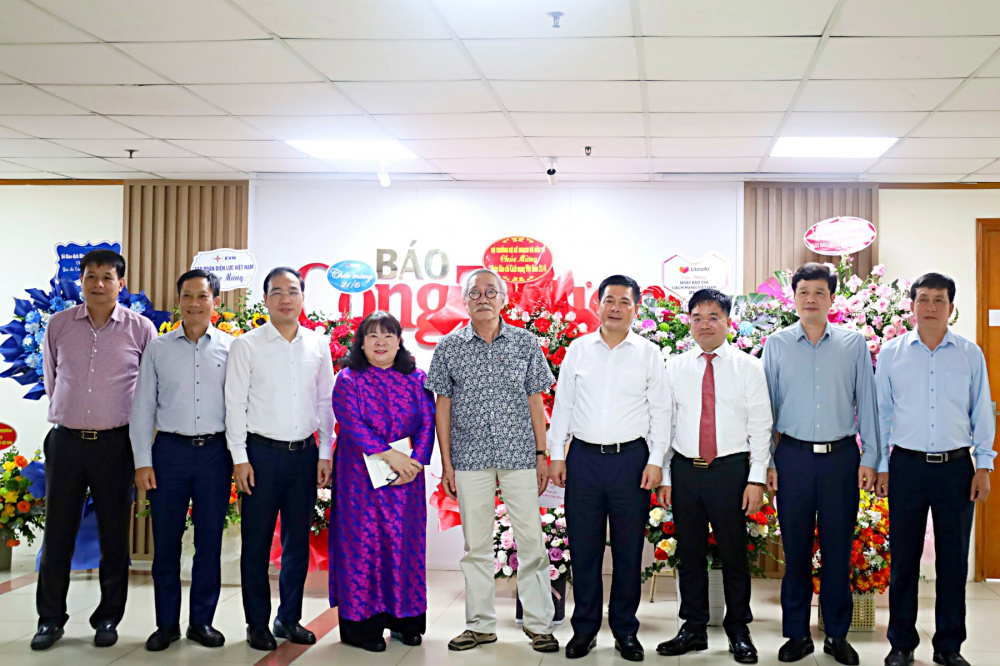 Bộ trưởng Nguyễn Hồng Diên chụp ảnh cùng Lãnh đạo một số đơn vị