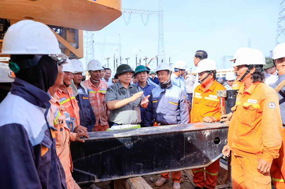 Thủ tướng thăm hỏi, động viên lực lượng thi công Trạm biến áp 500kV Thanh Hóa ở xã Thiệu Phúc, huyện Thiệu Hóa - Ảnh: VGP/Nhật Bắc