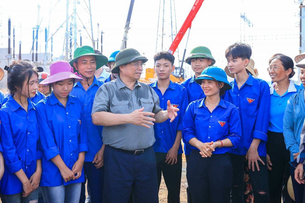 Thủ tướng biểu dương lực lượng phụ nữ, đoàn thanh niên đã tiếp sức cho các lực lượng thi công và tham gia các phần việc có thể - Ảnh: VGP/Nhật Bắc
