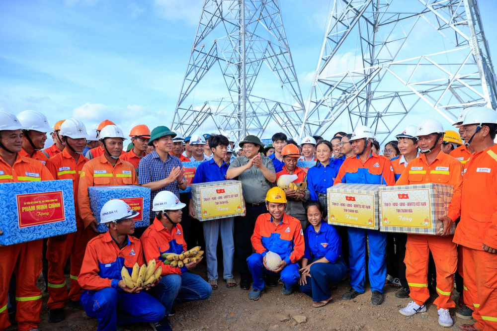 Thủ tướng tặng quà và sản vật địa phương cho lực lượng thi công dự án - Ảnh: VGP/Nhật Bắc