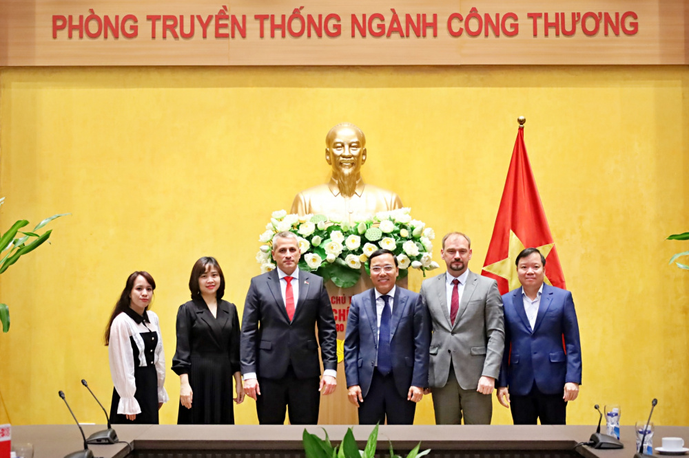 Thứ trưởng Nguyễn Hoàng Long tiếp Đại sứ Đặc mệnh toàn quyền Cộng hòa Belarus tại Việt Nam