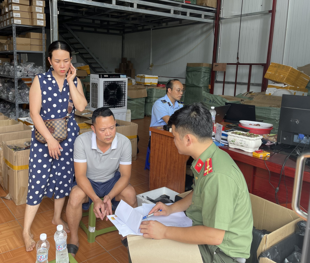 Tạm giữ gần 25 nghìn đơn vị sản phẩm Cwin Đăng Ký + 1888k nhập lậu bán hàng thông qua kênh thương mại điện tử