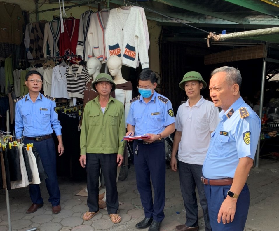 Lực lượng QLTT Vĩnh Phúc tổ chức ký cam kết đối với các hộ kinh doanh tại Chợ Đồng Tâm, phường Đồng Tâm, thành phố Vĩnh Yên, tỉnh Vĩnh Phúc