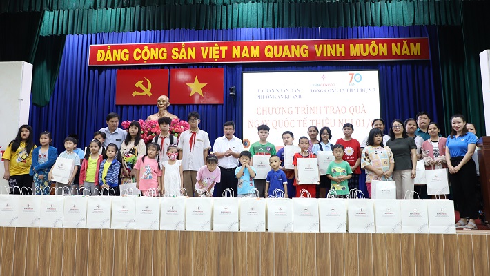Đại diện Công đoàn Cơ quan Tổng Công ty và lãnh đạo UBND Phường An Khánh trao quà cho các em