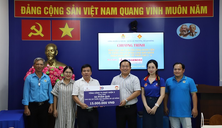 Đại điện Công đoàn Cơ quan Tổng Công ty Phát điện 3 và phường An Lợi Đông trao quà cho các em thiếu nhi phường An Lợi Đông