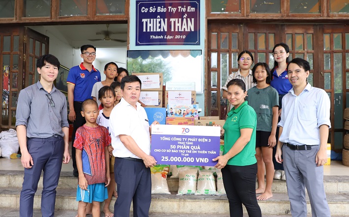 Đại diện Công đoàn Cơ quan Tổng Công ty trao bảng tượng trưng 100 phần quà cho đại diện Lãnh đạo phường An Khánh  