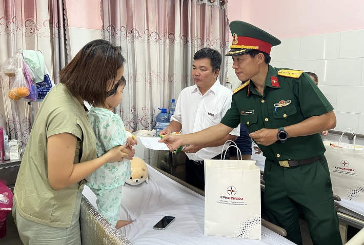 Đại diện EVNGENCO3 và Đoàn Thanh niên Ban Chỉ huy quân sự TP. Thủ Đức trao 50 phần quà cho các bệnh nhi tại Bệnh viện Lê Văn Thịnh