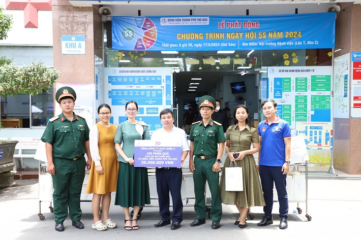 Đại diện EVNGENCO3 và Đoàn Thanh Ban Chỉ huy quân sự TP. Thủ Đức trao biểu trưng 100 phần quà cho các bệnh nhi tại Bệnh viện Thành phố Thủ Đức