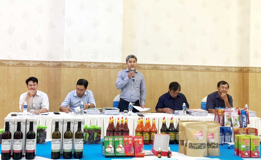 Ông Trần Vũ Ngoan - Phó Giám đốc Sở Công Thương, Phó Chủ tịch Hội đồng bình chọn sản phẩm CNNT tiêu biểu tỉnh Bình Thuận năm 2024 phát biểu tại cuộc họp