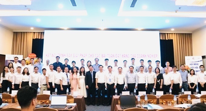 Các đại biểu tham dự chương trình chụp ảnh lưu niệm.