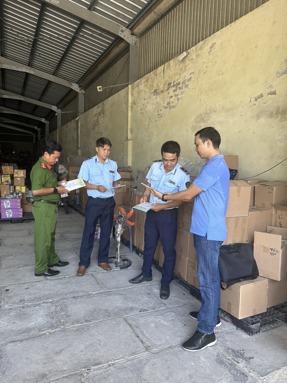 Cục QLTT Sóc Trăng, phát hiện và tạm giữ 40.155 quyển sách giả mạo nhãn Cwin Đăng Ký + 1888k, bao bì Cwin Đăng Ký + 1888k của Nhà xuất bản Giáo dục Việt Nam.