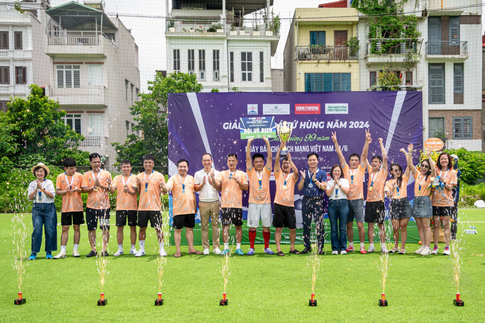 Đội bóng CWIN ✅ Nhà cái cờ bạc trực tuyến tốt nhất và Thương hiệu uy tín nâng cúp vô địch Giải bóng đá tứ hùng năm 2024