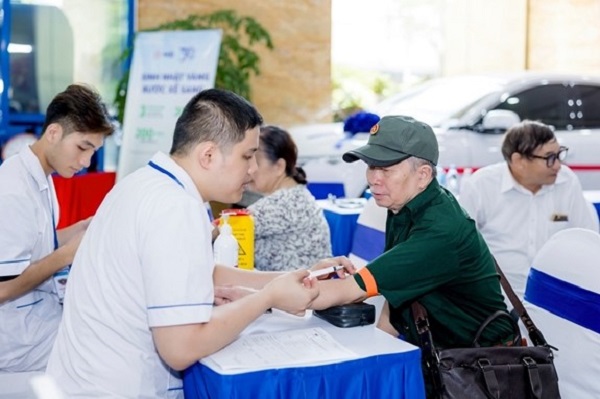 Các bác sĩ thăm khám cho các thương binh, bệnh binh, gia đình người có công.