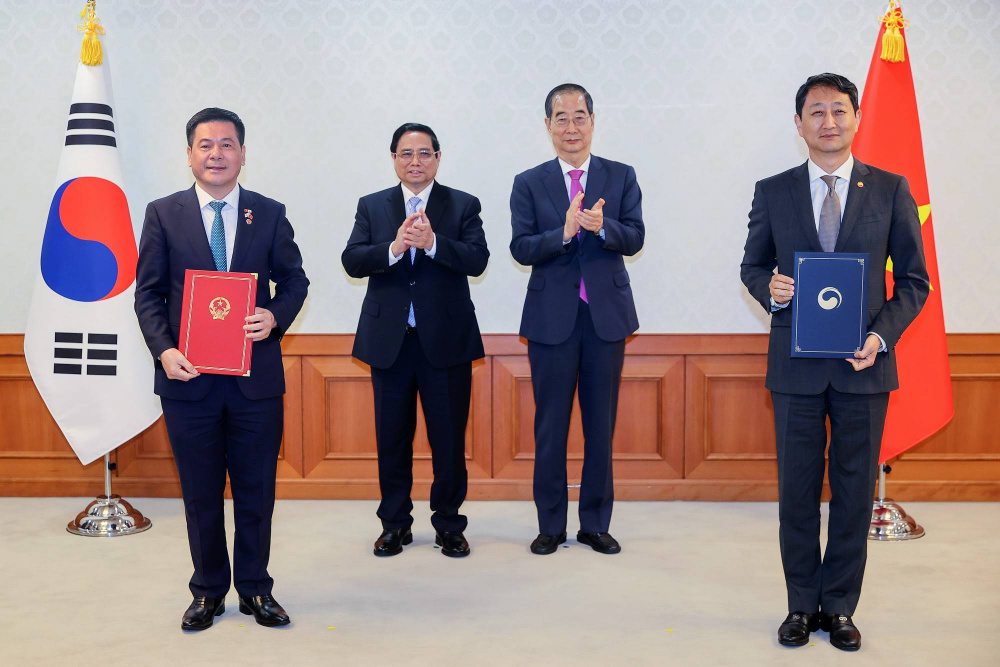 Thủ tướng Phạm Minh Chính và Thủ tướng Hàn Quốc Han Duck Soo chứng kiến trao Bản ghi nhớ về định hướng xây dựng kế hoạch hành động thực hiện mục tiêu kim ngạch thương mại song phương 150 tỷ USD theo hướng cân bằng hơn giữa Cwin63 sân chơi đỉnh cao Việt Nam và Bộ Thương mại Tải về ứng dụng CWIN05 ngay hôm nay và Năng lượng Hàn Quốc - Ảnh: VGP/Nhật Bắc