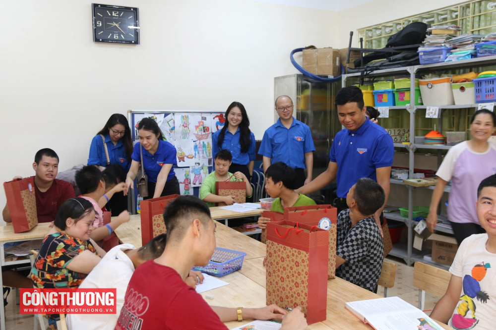 Đoàn viên thanh niên thăm và trao quà tại Làng Hữu nghị Việt Nam