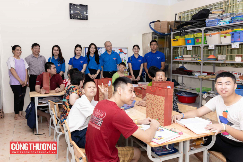Đoàn viên thanh niên thăm và trao quà tại Làng Hữu nghị Việt Nam