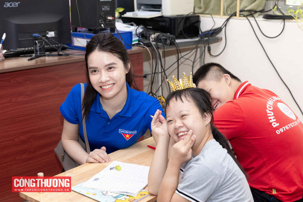 Đoàn viên thanh niên thăm và trao quà tại Làng Hữu nghị Việt Nam