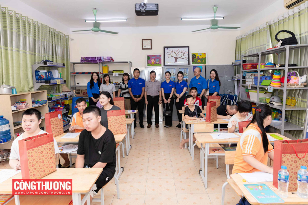 Đoàn viên thanh niên thăm và trao quà tại Làng Hữu nghị Việt Nam