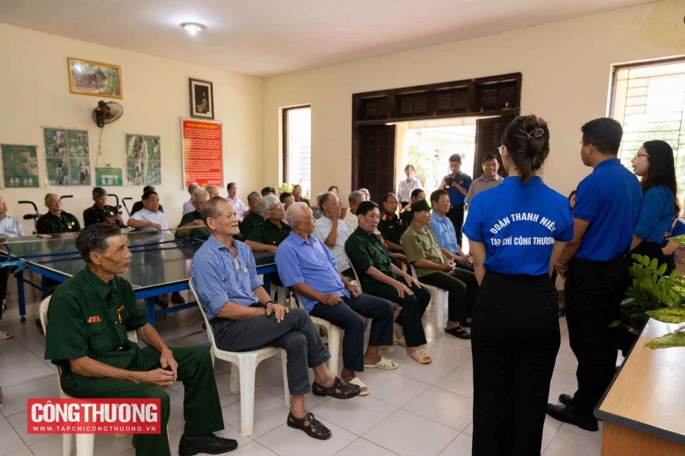 Đoàn viên thanh niên thăm và trao quà tại Làng Hữu nghị Việt Nam