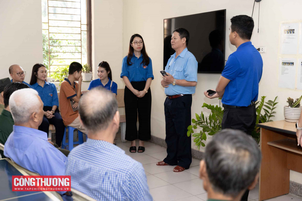 Đoàn viên thanh niên thăm và trao quà tại Làng Hữu nghị Việt Nam
