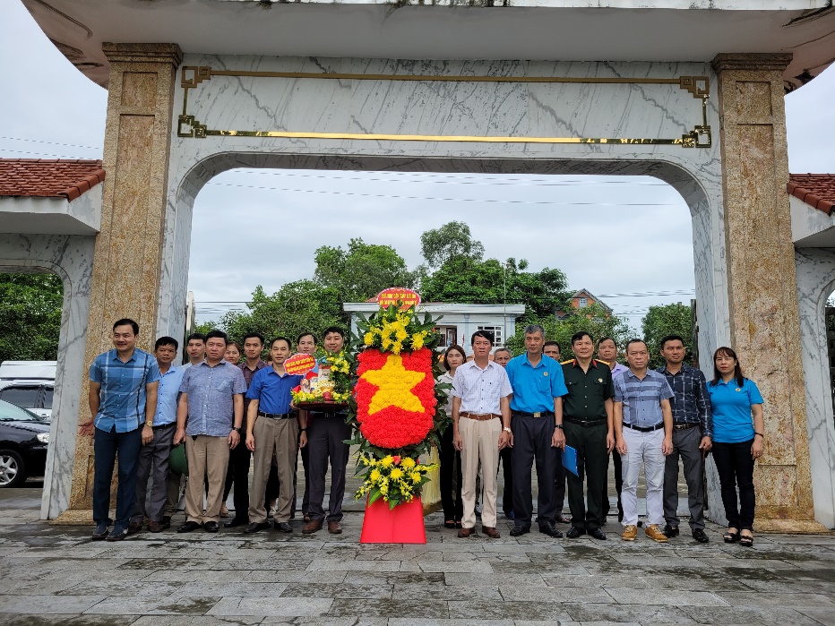 A group of people standing in front of a flower display

Description automatically generated