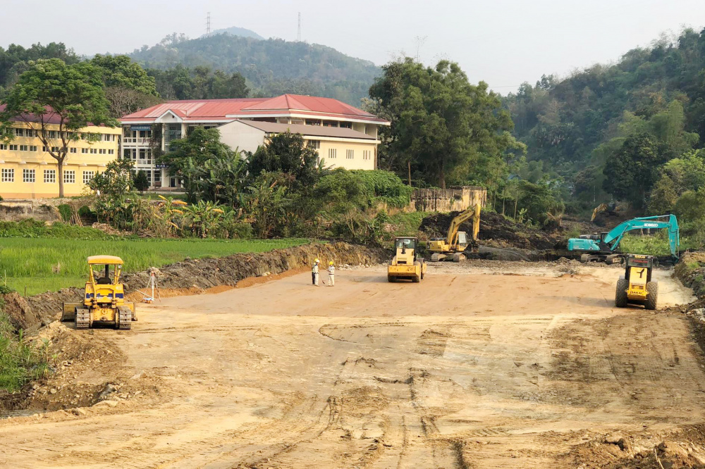 Một đoạn tuyến đường thành phố Bắc Kạn - hồ Ba Bể sang khu du lịch Na Hang, tỉnh Tuyên Quang đã được nhà thầu thi công