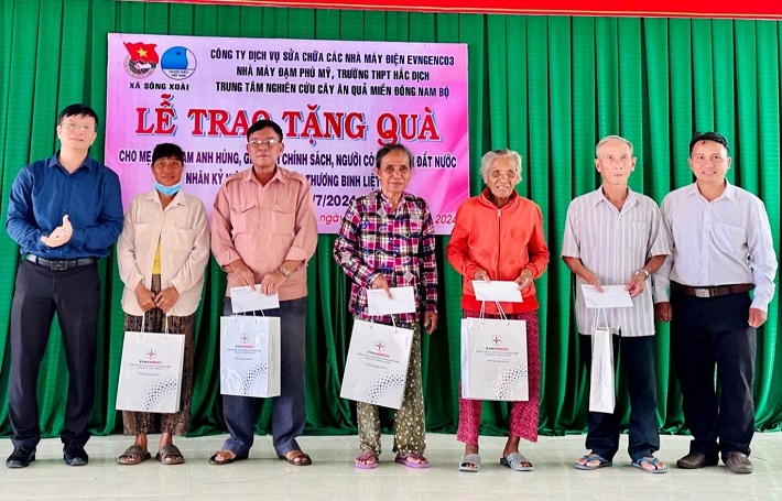 Ông Nguyễn Thanh Hà - Phó chủ tịch Công đoàn EPS (ngoài cùng bên trái) tặng quà các thương bệnh binh, gia đình chính sách tại xã Sông Xoài
