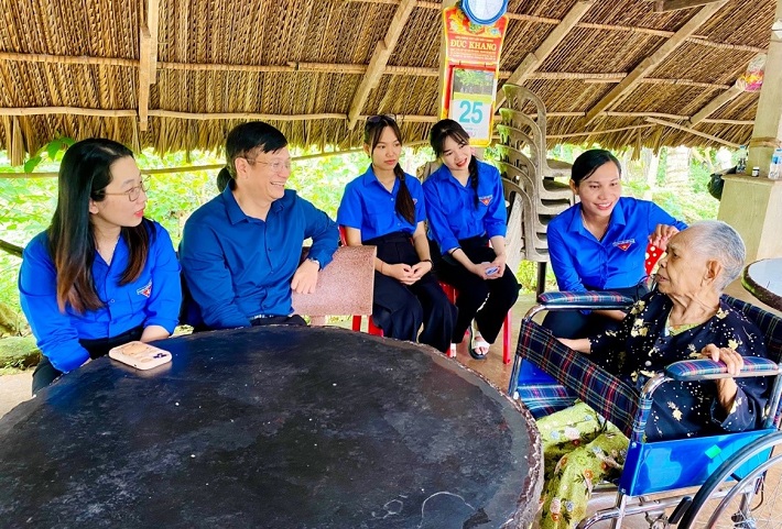 Thăm hỏi và tặng quà mẹ Việt Nam Anh Hùng Nguyễn Thị Đành