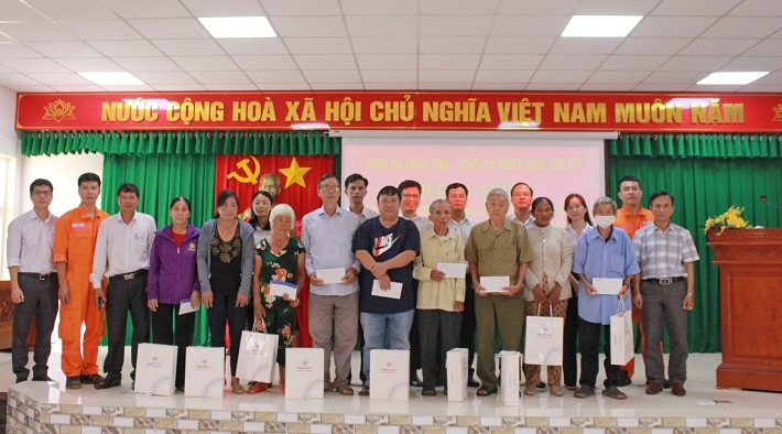 Đoàn Công ty Nhiệt điện Phú Mỹ tặng quà các thương bệnh binh, gia đình chính sách