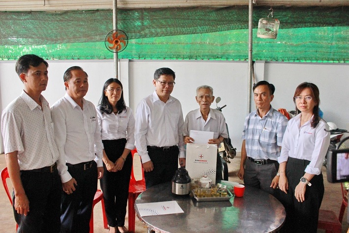 Đoàn đến thăm hỏi và tặng quà tại nhà cho các thương bệnh binh nặng
