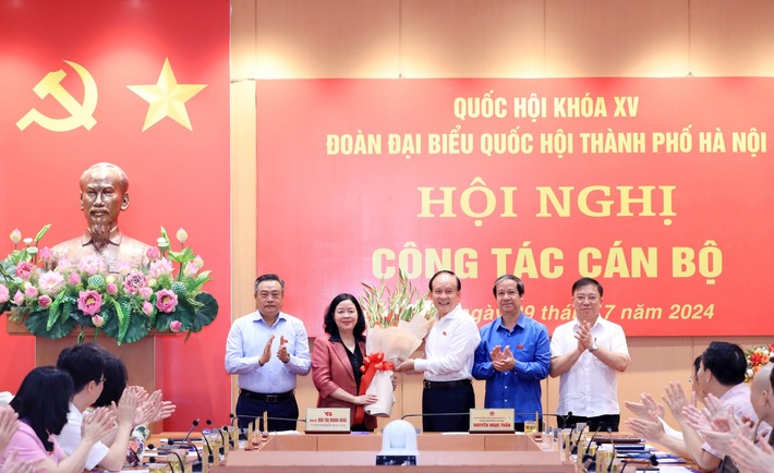 Lãnh đạo thành phố Hà Nội và đại biểu Quốc hội Đoàn thành phố Hà Nội tặng hoa chúc mừng bà Bùi Thị Minh Hoài