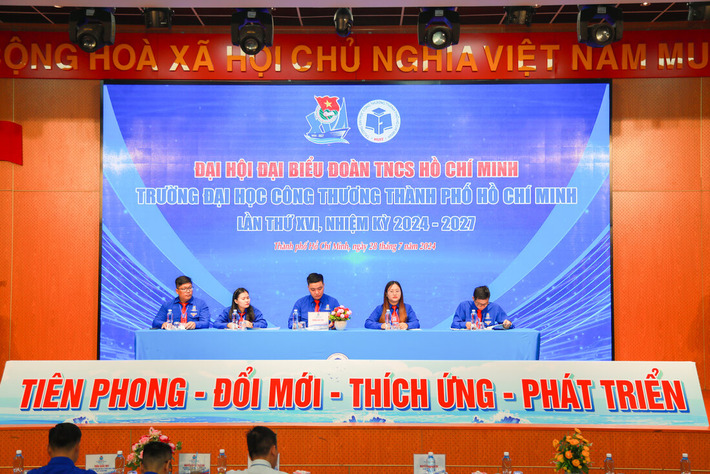 Đoàn chủ tịch điều hành đại hội