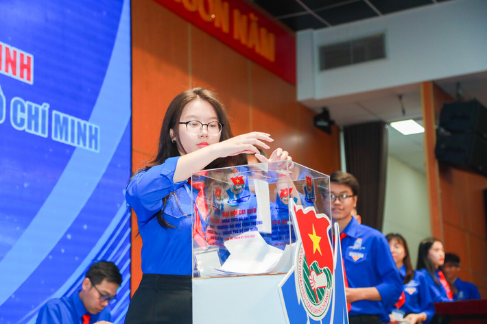 Đại biểu tiến hành bỏ phiếu bầu cử