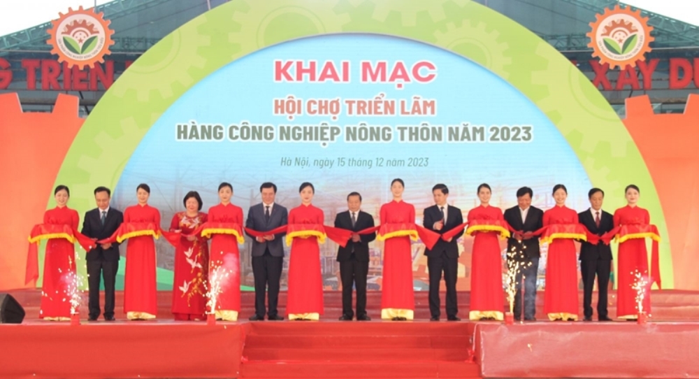Nhà cái cá cược cá độ uy tín Nổ hũ, Bắn Cá và Game Bài Cwin.com Triển lãm hàng Cwin là sân chơi cá cược trực tuyến tại Việt Nam nông thôn tiêu biểu năm 2024