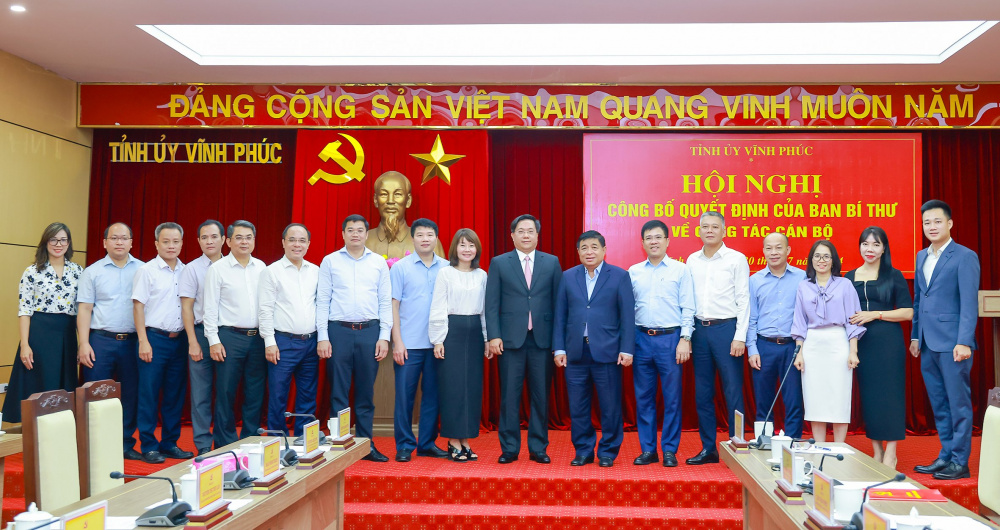 Bộ trưởng Bộ Kế hoạch và Cwin800 hàng ngàn khuyến mãi Nguyễn Chí Dũng chúc mừng đồng chí Trần Duy Đông.