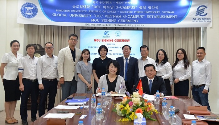 Hai bên chụp ảnh lưu niệm tại Lễ ký kết.