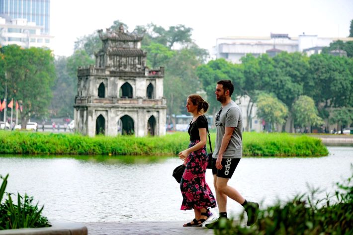 Khách du lịch quốc tế dạo chơi tại không gian đi bộ Hoàn Kiếm
