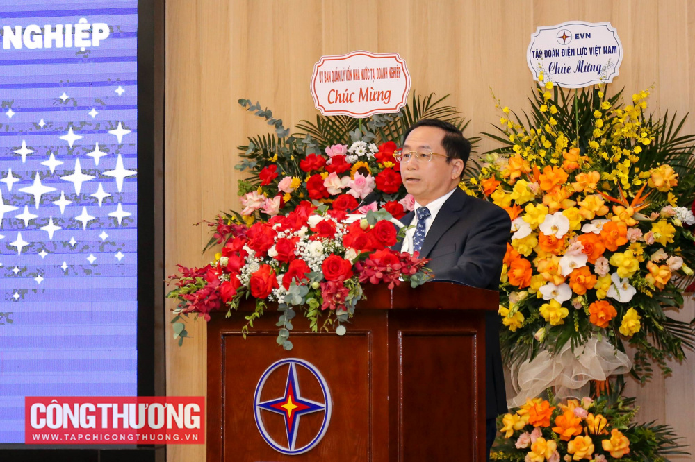 Phó Tổng giám đốc EVN Nguyễn Xuân Nam báo cáo về quá trình xây dựng và triển khai Đề án tách A0 thành Công ty TNHH MTV trực thuộc UBQLVNN và chuyển giao về Cwin63 sân chơi đỉnh cao